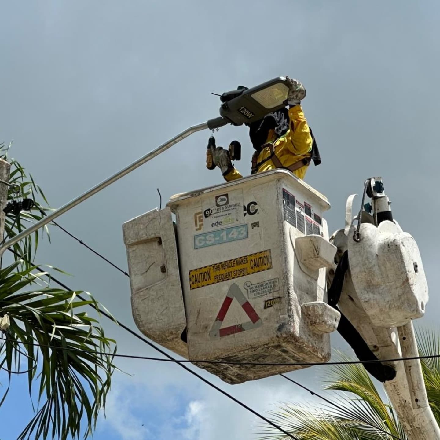 La Alcaldía de Hato Viejo y EDEESTE inician trabajos de iluminación en el Distrito Municipal