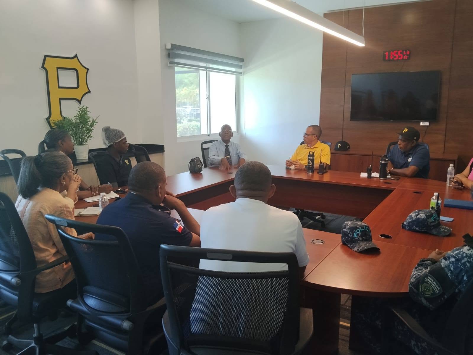 Alcaldía del Distrito Municipal de Hato Viejo sostiene encuentro con representantes de la Academia de Béisbol de los Piratas de Pittsburgh
