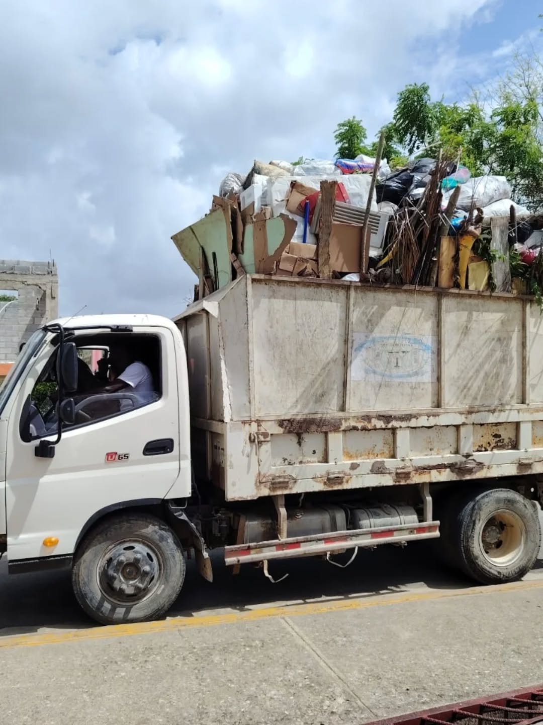 Junta Municipal de Hato Viejo realiza operativo de limpieza en la sección Hato Viejo II