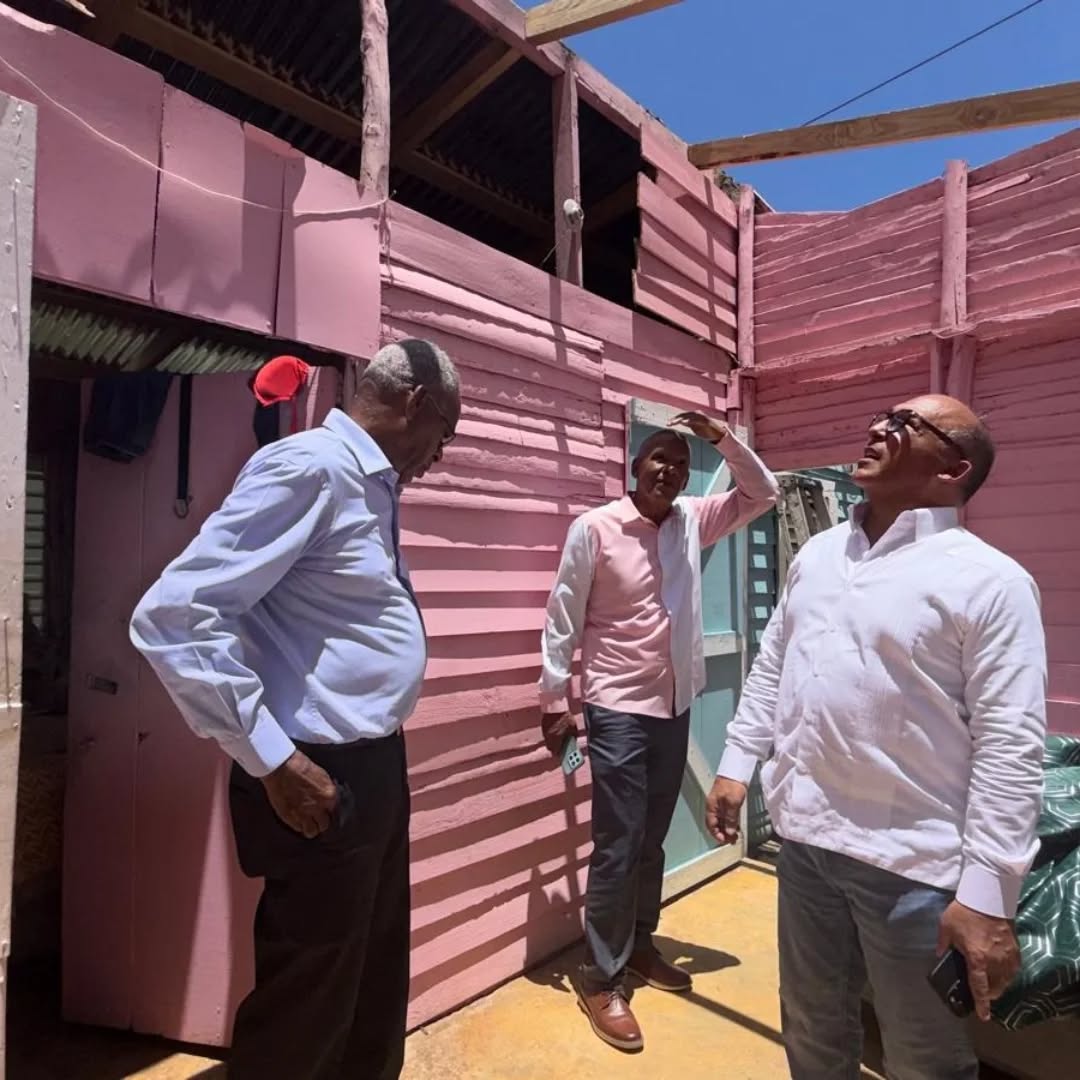 Síndico Reynoso Híchez Tellería y Rolfi Rojas supervisan avance del programa “Techos Dignos” en Hato Viejo